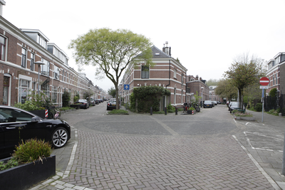 903160 Gezicht op de Klaverstraat (links) en de Bollenhofsestraat (rechts) te Utrecht, met in het midden het huis ...